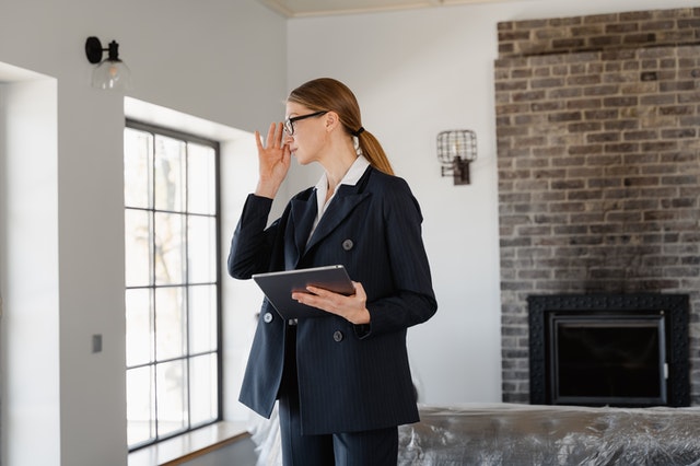 a%20real%20estate%20agent%20holding%20a%20clipboard%20while%20inspecting%20a%20home a%20real%20estate%20agent%20holding%20a%20clipboard%20while%20inspecting%20a%20home